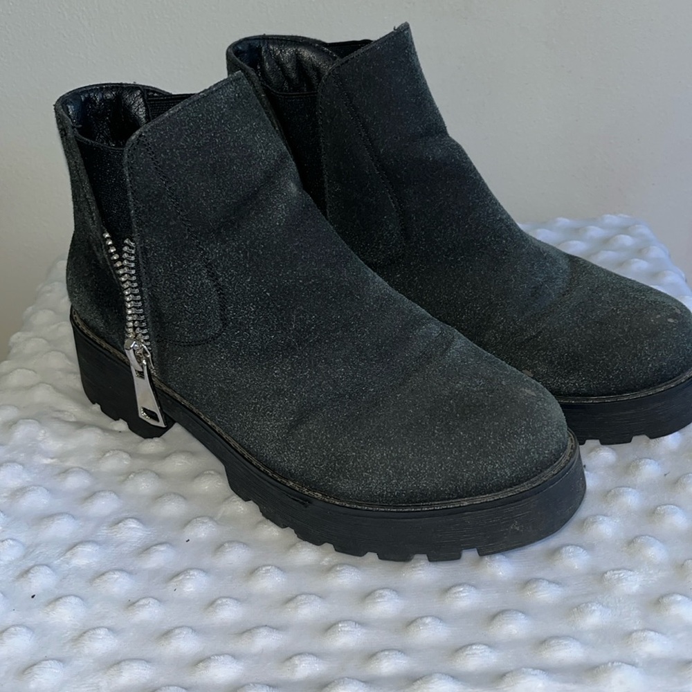 “Pike” black, lug sole booties